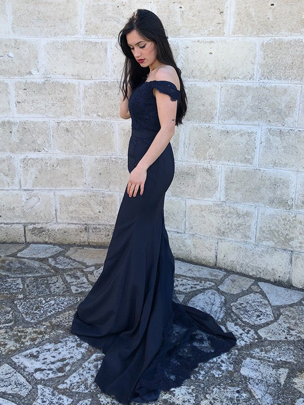 Vestidos de satén con encaje, hombros descubiertos, sin mangas y cola larga